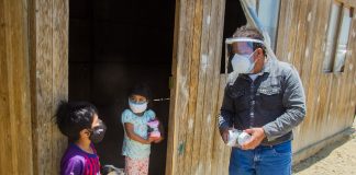 ALCALDE DE MÓRROPE ENTREGA ZAPATILLAS A NIÑOS Y NIÑAS DE AA.HH LOS ARENALES| 17 de octubre del 2020